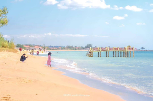 5 Pantai Pasir Putih Terindah di Pulau Madura, Nomor 3 Suasananya Tenang