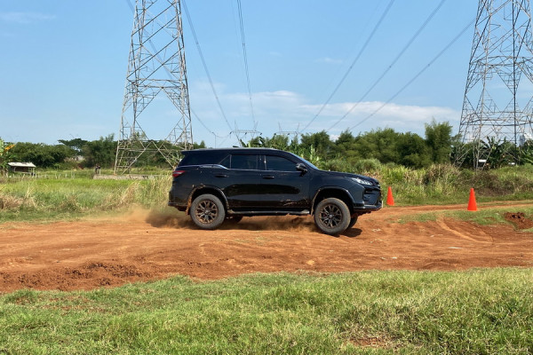 Menjajal Ketangguhan New Fortuner di Lintasan Offroad, Performanya Menjanjikan
