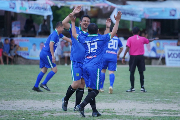 Perkuat Kolaborasi lewat Turnamen Sepak Bola Korpri, Bobby Nasution Diulosi Masyarakat Samosir