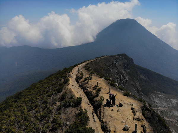 10 Gunung Terindah di Indonesia untuk Mendaki, Nomor 2 Punya Padang Edelweis
