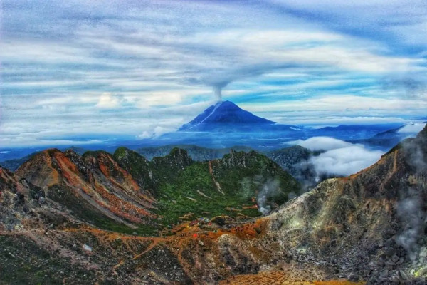 10 Gunung Terindah di Indonesia untuk Mendaki, Nomor 2 Punya Padang Edelweis