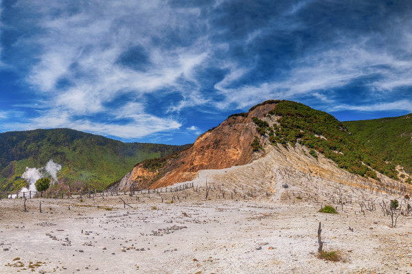 10 Gunung Terindah di Indonesia untuk Mendaki, Nomor 2 Punya Padang Edelweis