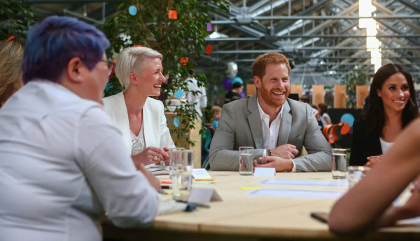 Kerajaan Inggris Dituduh Crop Foto Meghan Markle di Ucapan Ultah ke-40 Pangeran Harry