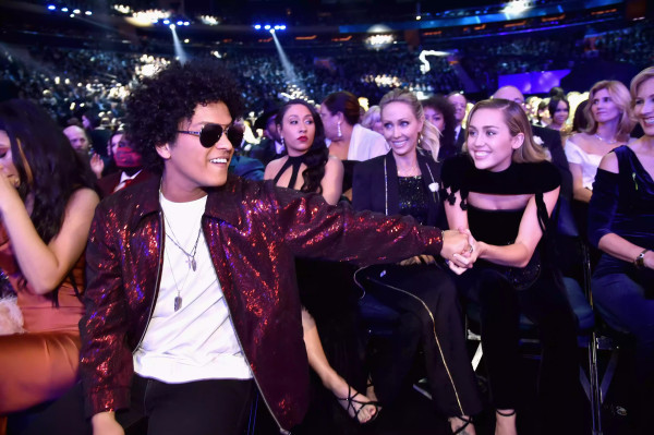 Miley Cyrus Digugat Pelanggaran Hak Cipta Atas Dugaan Jiplak Lagu Bruno Mars