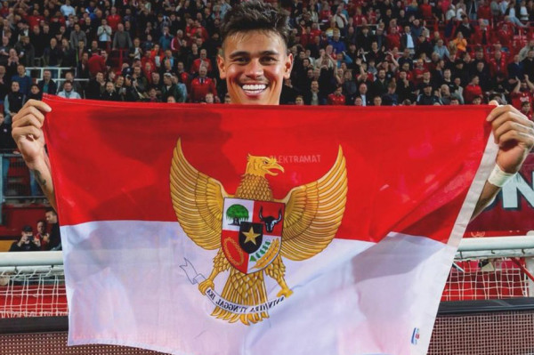 Mees Hilgers Bentangkan Bendera Merah Putih usai FC Twente Gilas SC Heerenven