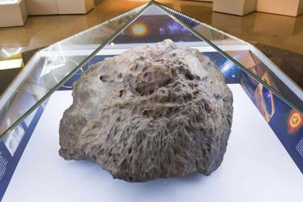 12 Meteorit Paling Unik yang Pernah Ditemukan di Dunia