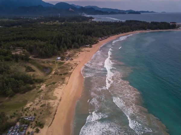 5 Pantai Pasir Putih Terindah di Aceh, Nomor 4 Air Lautnya Biru Kehijauan