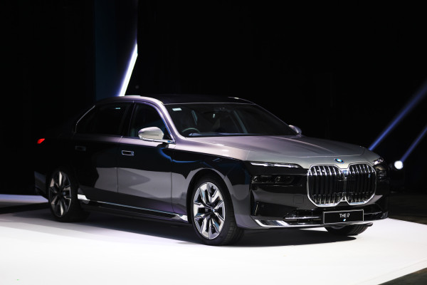BMW i5 Touring: Station Wagon Listrik Pertama BMW, Siap Bikin Iri Tetangga!