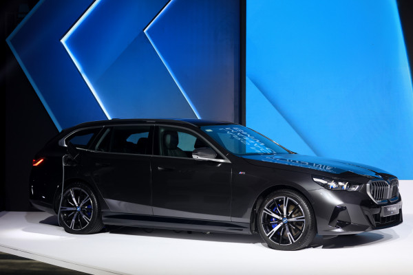 BMW i5 Touring: Station Wagon Listrik Pertama BMW, Siap Bikin Iri Tetangga!