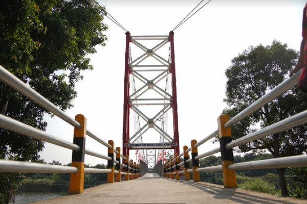 Ini Penampakan Jembatan Gantung Terbesar di Indramayu Sepanjang 120 Meter