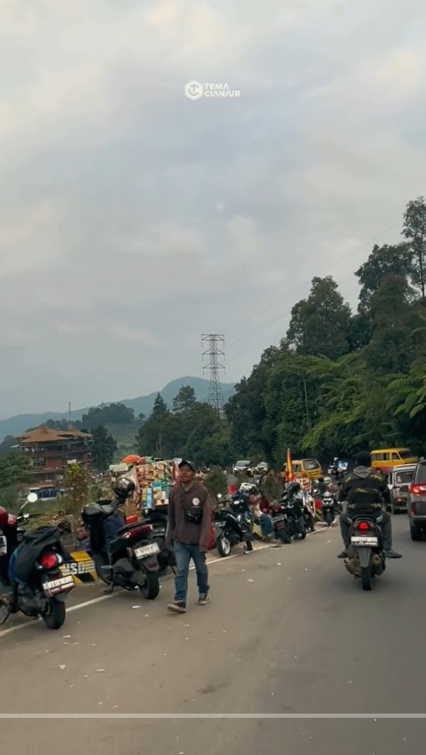 Puncak Bogor Kembali Dipenuhi PKL yang Buka Lapak Dadakan Pakai Kendaraan usai Ditertibkan