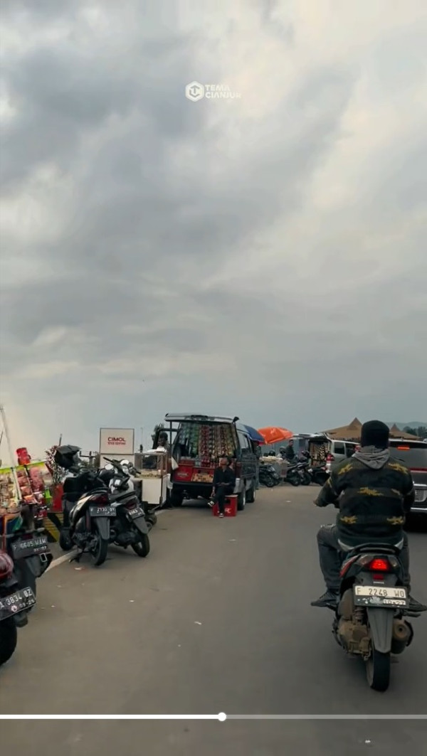 Puncak Bogor Kembali Dipenuhi PKL yang Buka Lapak Dadakan Pakai Kendaraan usai Ditertibkan