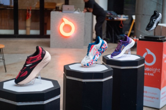 Masyarakat Antusias Sambut Sepatu Running Anyar Bertema Pahlawan Super