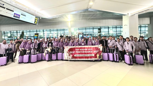 Alfamart Berangkatkan Ibadah Umrah Puluhan Karyawan Terbaik dan Berprestasi