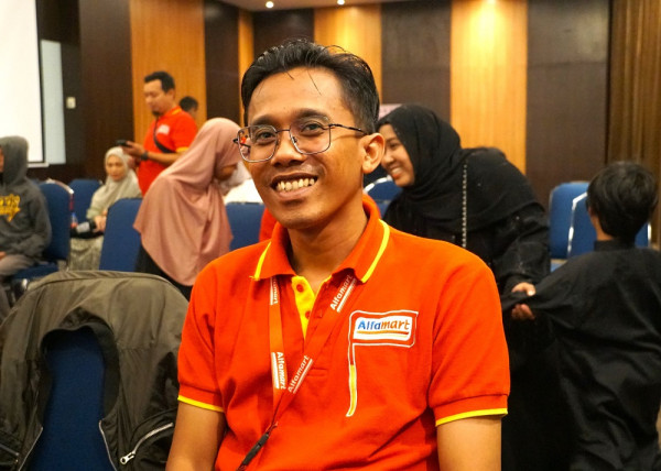 Alfamart Berangkatkan Ibadah Umrah Puluhan Karyawan Terbaik dan Berprestasi