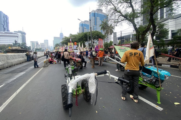 Peringatan Hari Tani Nasional, Ratusan Orang Bawa Traktor dan Gabah ke Patung Kudu Jakarta