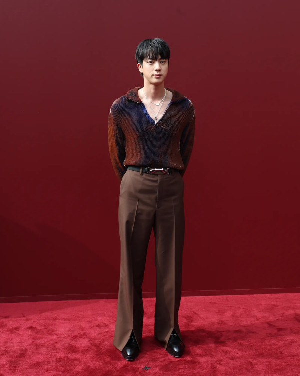 Baju Jin BTS di Milan Fashion Week Ternyata cuma Satu Warna, Bukan Biru!