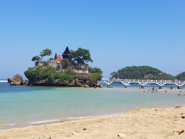 7 Pantai Pasir Putih di Jawa Timur, Nomor 4 Mirip Tanah Lot Bali