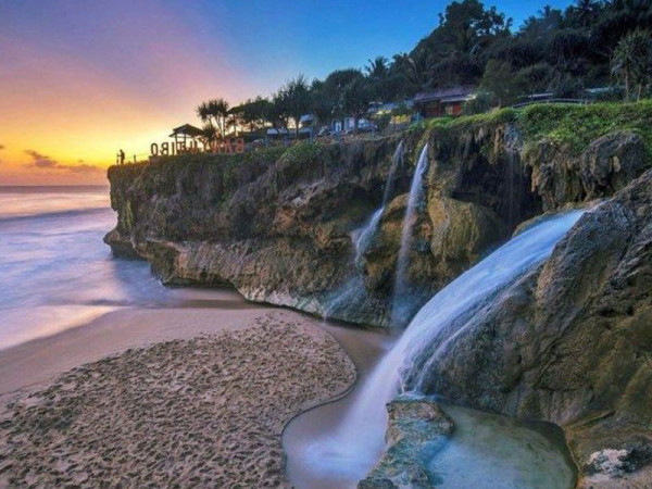7 Pantai Pasir Putih di Jawa Timur, Nomor 4 Mirip Tanah Lot Bali