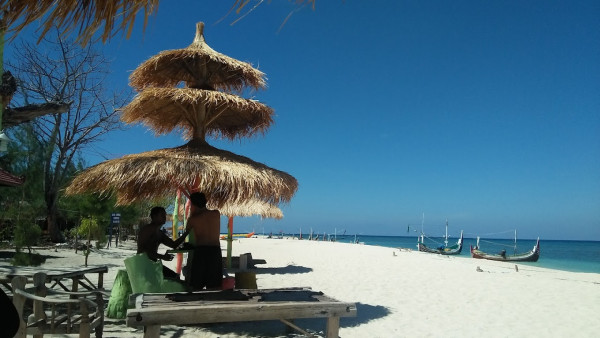 7 Pantai Pasir Putih di Jawa Timur, Nomor 4 Mirip Tanah Lot Bali
