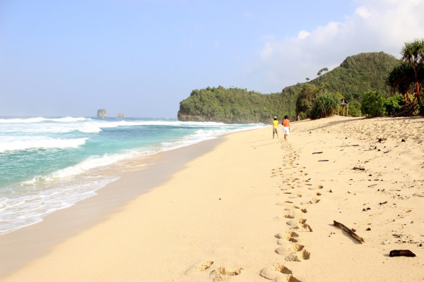 7 Pantai Pasir Putih di Jawa Timur, Nomor 4 Mirip Tanah Lot Bali