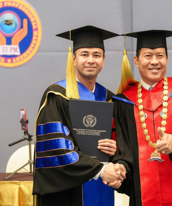 Foto-foto Raffi Ahmad Raih Gelar Doktor Kehormatan, Nagita Slavina Semringah