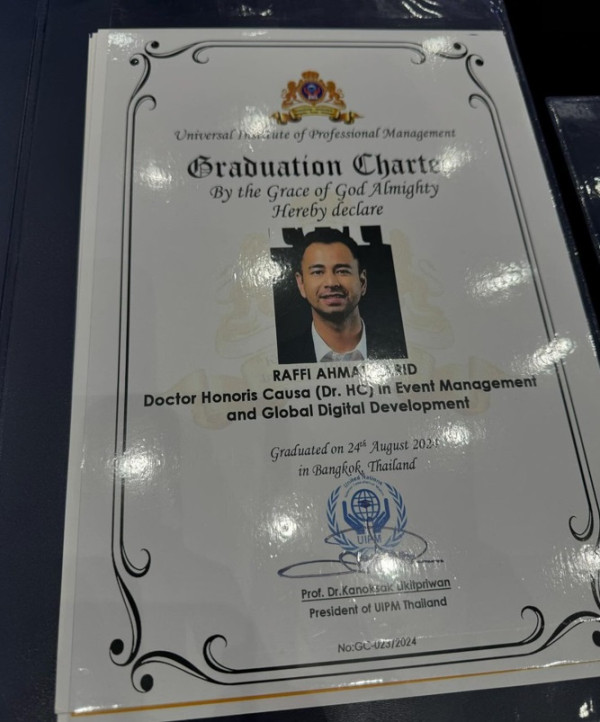 Foto-foto Raffi Ahmad Raih Gelar Doktor Kehormatan, Nagita Slavina Semringah