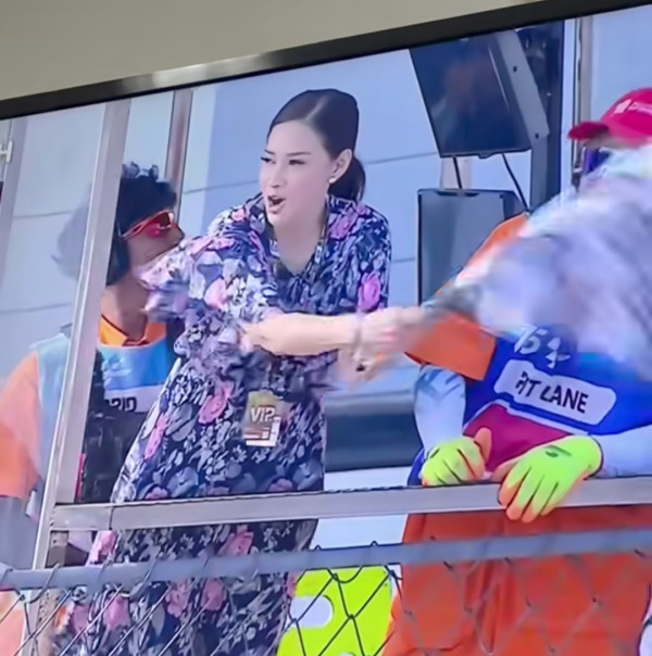 Maia Estianty Kibarkan Bendera Finis MotoGP Mandalika 2024, Penampilannya Curi Perhatian