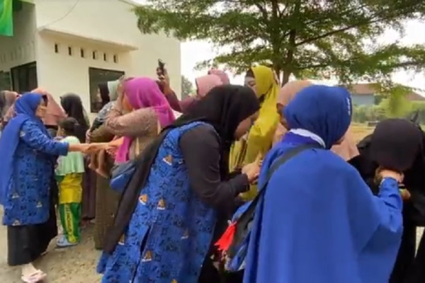 Tangis Haru Pecah! Puluhan Warga Desa di Jombang Berangkat Umrah Bersama