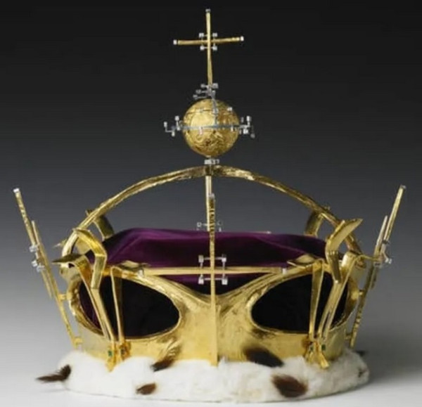 7 Mahkota Termahal Kerajaan Inggris, Imperial State Crown Dilapisi 2.868 Berlian