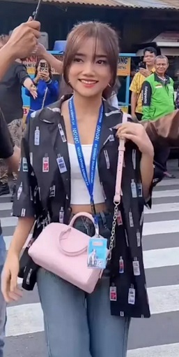 Adu Gaya Tas Pink Branded Nagita Slavina vs Fuji, Mana Paling Mahal?