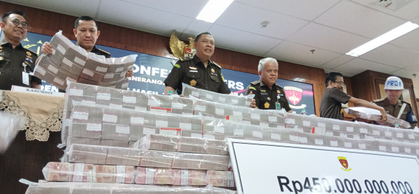 Penampakan Tumpukan Uang Rp450 Miliar dari Kasus Surya Darmadi