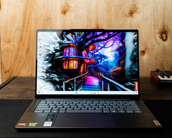 Review Lenovo Yoga Pro 7: Performa Tinggi, Desain Elegan untuk Profesional dan Pekerja Kreatif