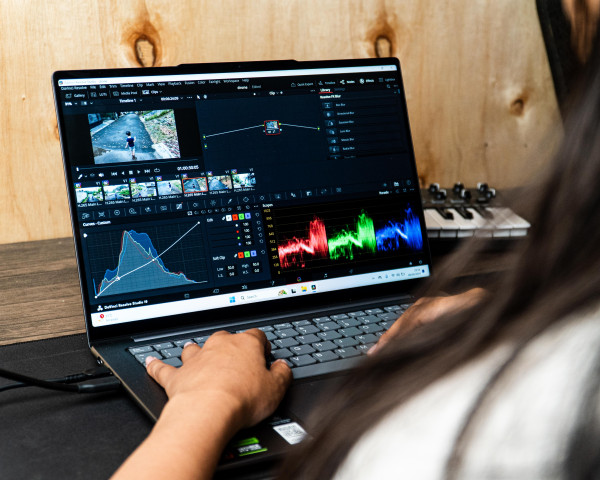 Review Lenovo Yoga Pro 7: Performa Tinggi, Desain Elegan untuk Profesional dan Pekerja Kreatif