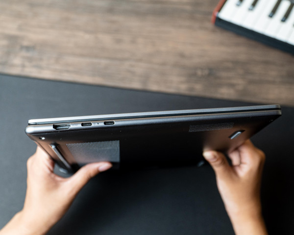 Review Lenovo Yoga Pro 7: Performa Tinggi, Desain Elegan untuk Profesional dan Pekerja Kreatif