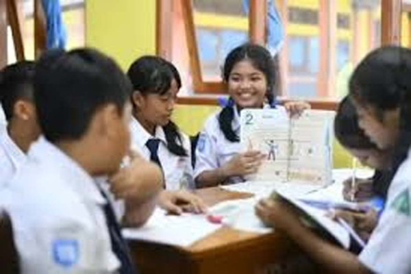 Menteri Silih Berganti, Kurikulum Tak Banyak Arti