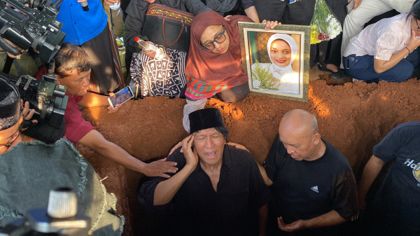 Ikang Fawzi Turun ke Liang Lahat Makamkan Marissa Haque, Tangis Keluarga Pecah