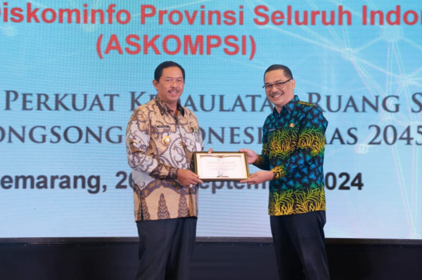 Dorong Percepatan Transformasi Digital, Pj Gubernur Jateng Raih Penghargaan dari Askompsi
