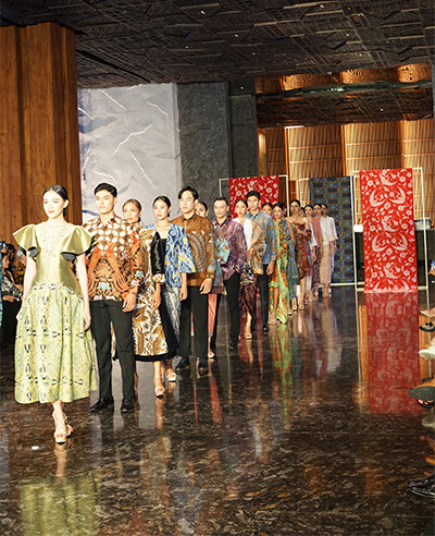 Hari Batik Nasional 2024, InJourney Hospitality Bersama Iwan Tirta Private Collection Gelar Fashion Show Berbatik