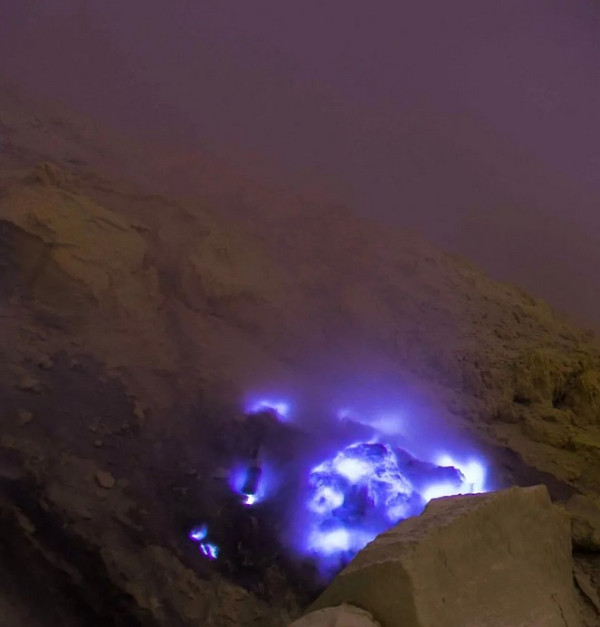 10 Rekomendasi Gunung dengan Pemandangan Cantik di Indonesia, Ijen Pancarkan Api Biru yang Menawan