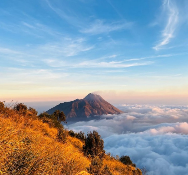 10 Rekomendasi Gunung dengan Pemandangan Cantik di Indonesia, Ijen Pancarkan Api Biru yang Menawan