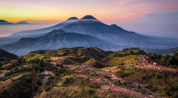 10 Rekomendasi Gunung dengan Pemandangan Cantik di Indonesia, Ijen Pancarkan Api Biru yang Menawan