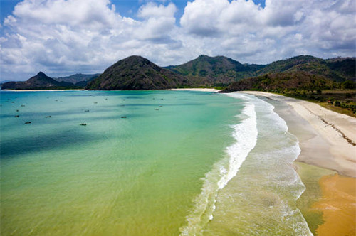 5 Pantai Terindah di Lombok, Nomor Terakhir Surganya Peselancar