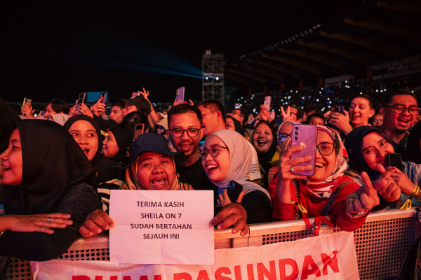 Tutup Rangkaian Tur di Bandung, Sheila On 7 Sukses Buat 35 Ribu Sheila Gank Nostalgia