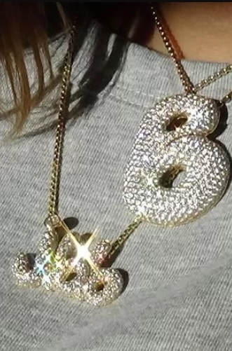 Hailey Baldwin Kuatkan Mental Justin Bieber yang Terseret Kasus P Diddy, Pakai Kalung Inisial JBB
