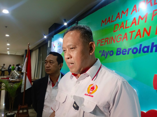 KONI Kota Bekasi Serahkan Bonus Atlet Peraih Medali PON XXI Aceh-Sumut