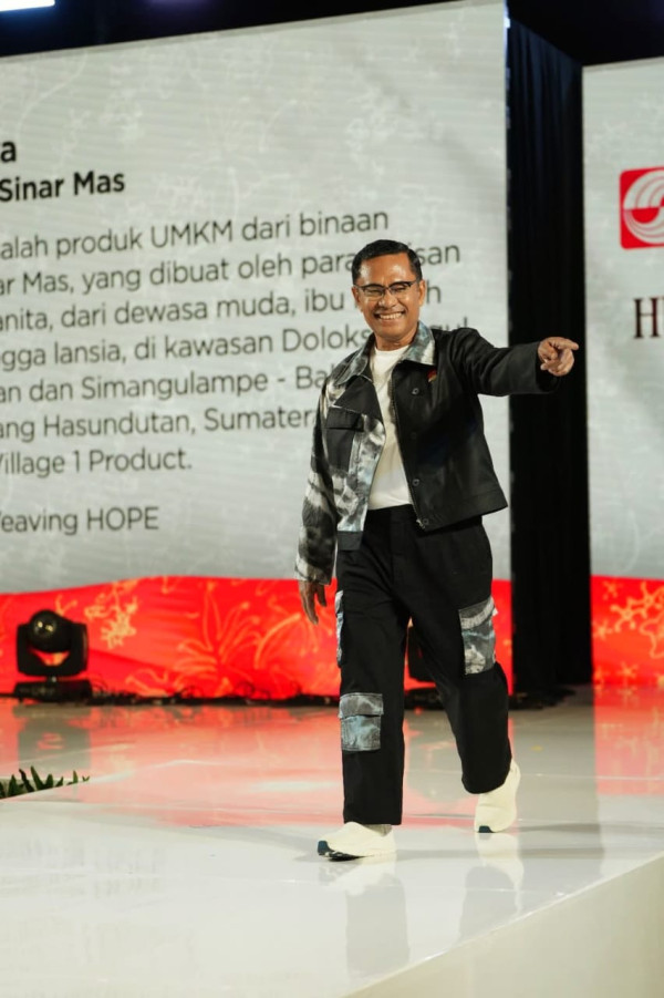 Lenggak-lenggok di Catwalk, Saleh Husin dan Direksi Sinarmas Pamer Fesyen Buatan UMKM