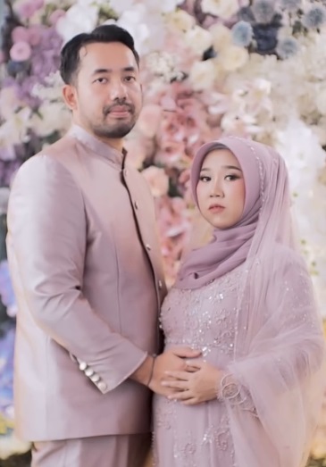 Kiky Saputri Menangis Minta Doa ke Orang Tua di Usai Kehamilan 4 Bulan