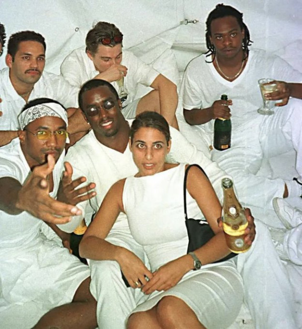 5 Potret Artis Hollywood di Pesta Liar P Diddy, Paris Hilton Asyik Joget