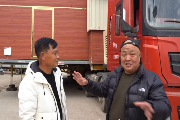 Lagi Tren, Truk Kontainer Disulap Jadi Tempat Hajatan